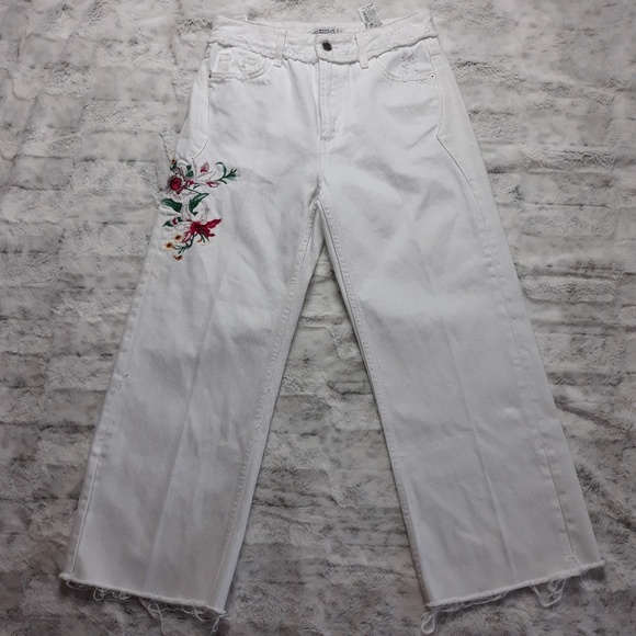 Zara| Embroidered Frayed Hem Crop Jeans (A927) - Picture 8 of 8